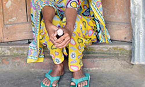 একাধিকবার শারীরিক সম্পর্ক, এবার বিয়ের দাবিতে বিষ হাতে প্রেমিকা!