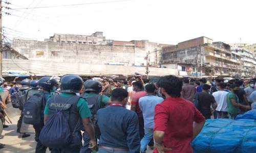 নিউমার্কেটে দোকান মালিক ও কর্মচারীদের বিক্ষোভ