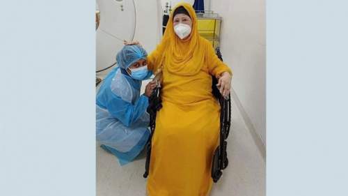 স্বাস্থ্যকর্মী পেলেন খালেদা জিয়ার স্নেহের পরশ, ফেসবুকে ভাইরাল