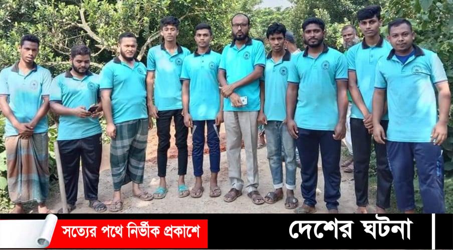দেবীদ্বারে স্বেচ্ছাশ্রমে সড়ক সংস্কার করলো নবজাগরণ সংঘ