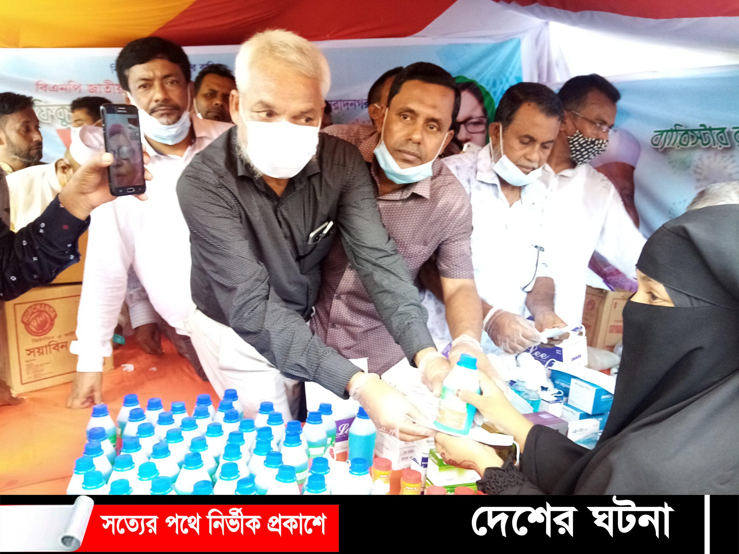 ব্যারিষ্টার রফিকুল ইসলাম মিয়া ফাউন্ডেশনের উদ্যোগে মুরাদনগরে ঔষধ সামগ্রী ও মাস্ক বিতরণ