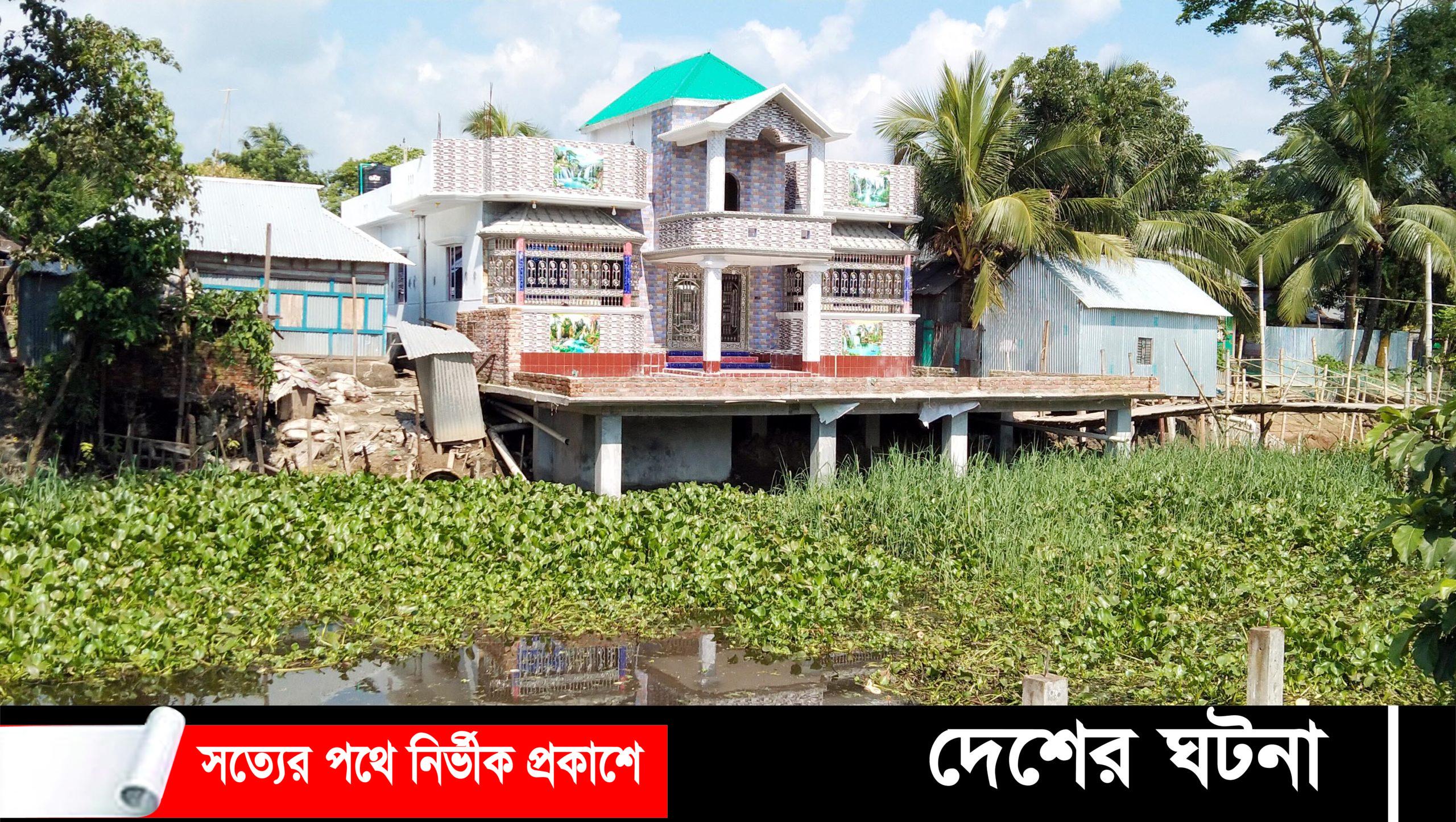 মুরাদনগরে খাল দখল করে প্রভাবশালীদের প্রাসাদ নির্মাণ