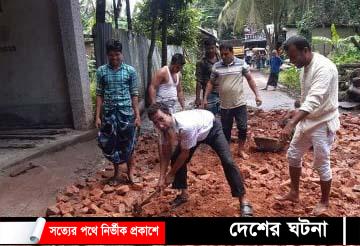রাস্তার গর্ত ভরাট কাজে নিজেই নামলেন রাজনৈতিক এ নেতা!
