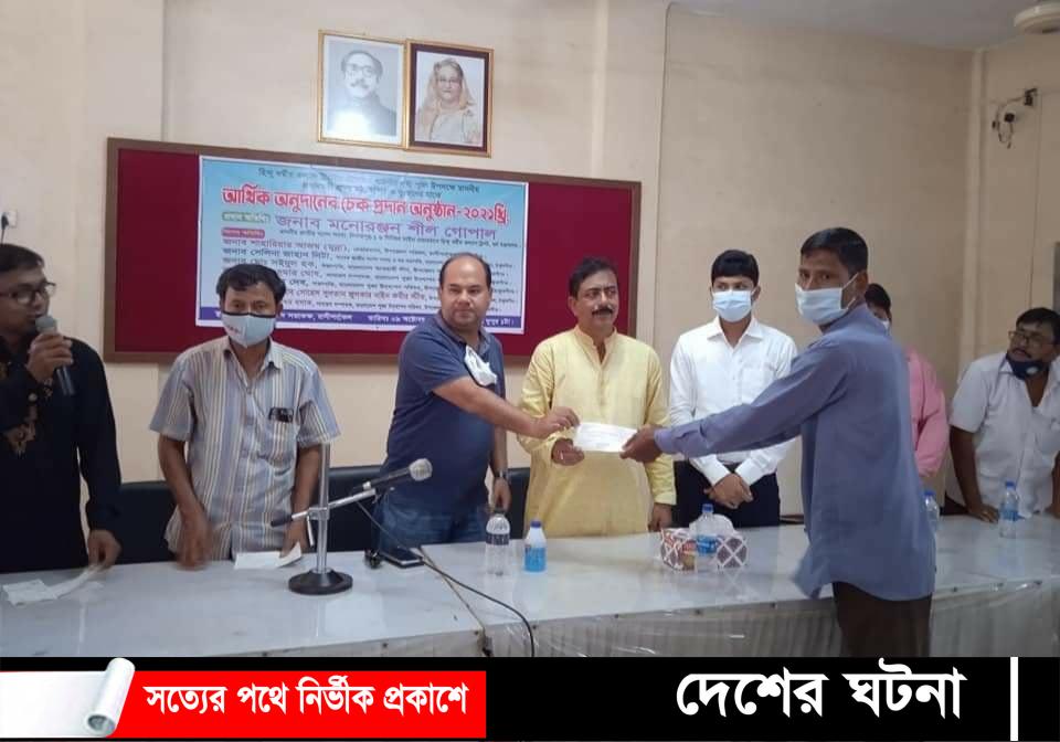 দুর্গাপূজা উপলক্ষে রাণীশংকৈলে প্রধানমন্ত্রীর অনুদানের চেক বিতরণ