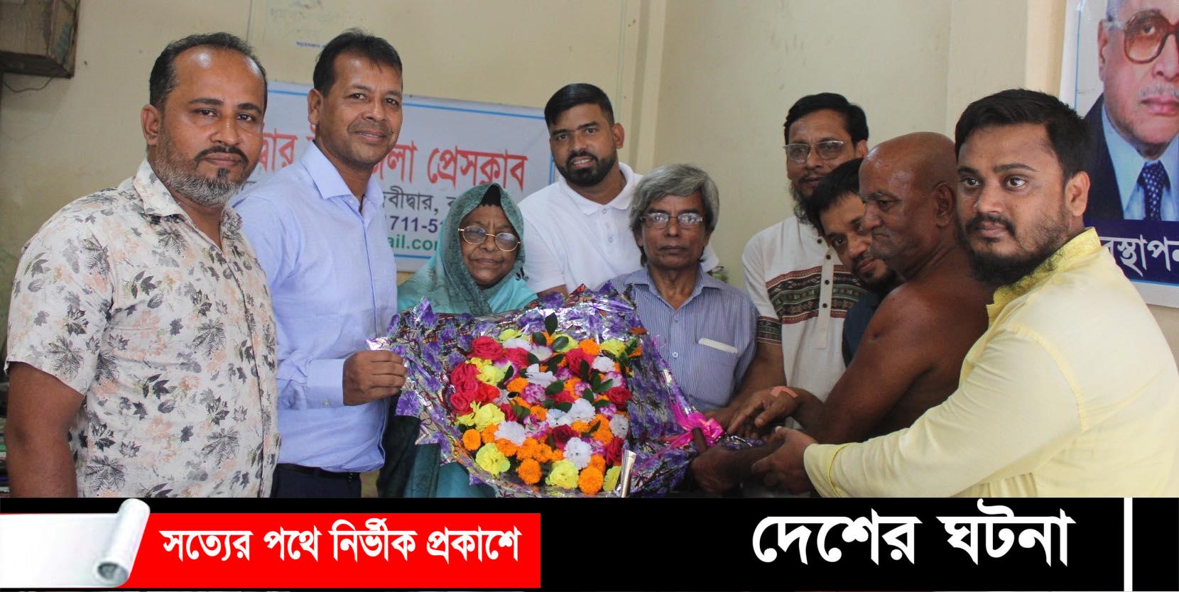 দেবীদ্বারে সাংবাদিকদের সাথে বীর গেরিলা মুক্তিযোদ্ধা মমতাজ বেগম রুজী’র যুদ্ধ দিনের স্মৃতিচারণ