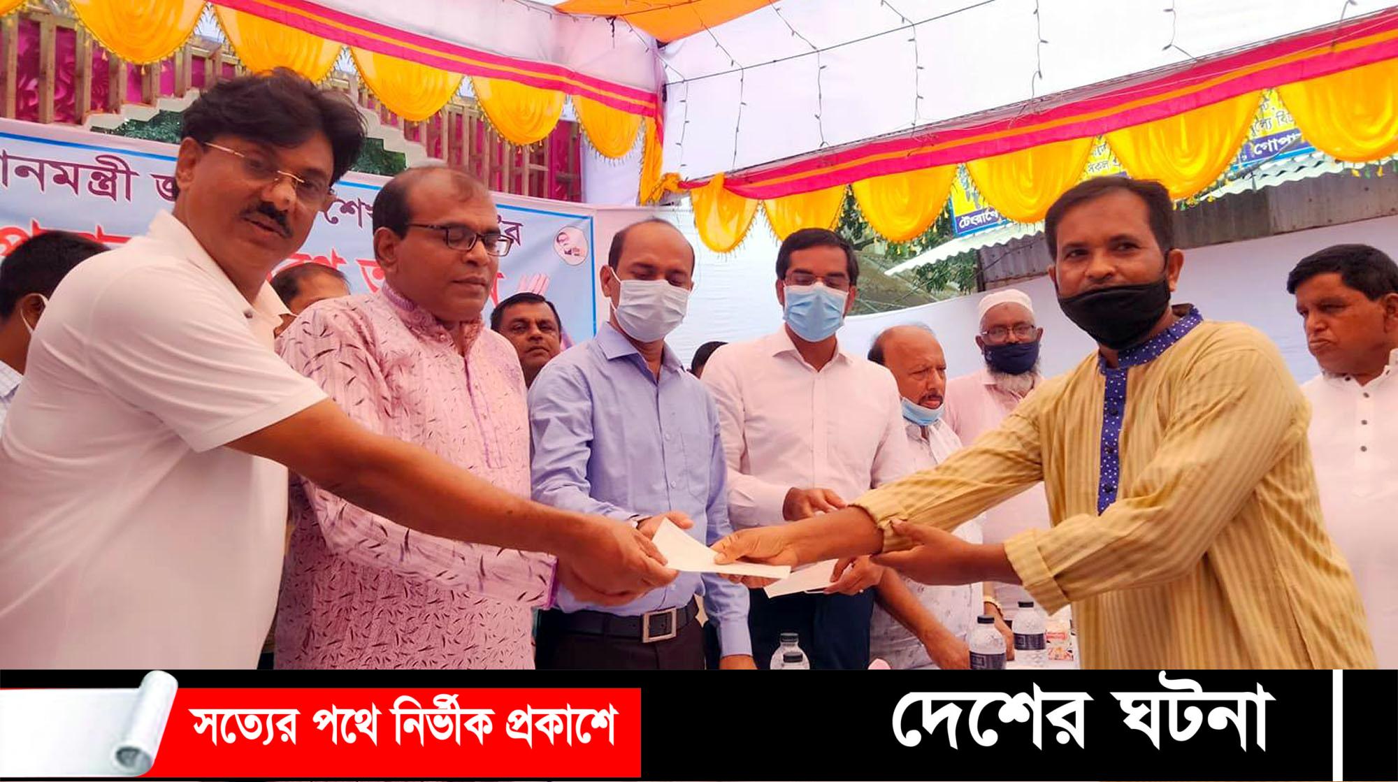 মুকসুদপুরে প্রধানমন্ত্রীর শারদ উপহার বিতরণ