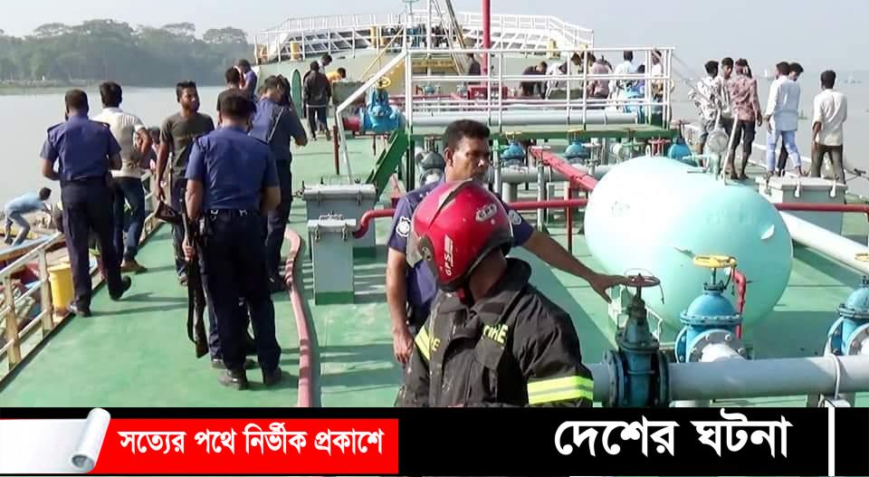 সুগন্ধা নদীতে জাহাজে বিস্ফোরণে মৃত্যু- ১,তলা ফেটে জাহাজের ভিতরে ঢুকছে পানি