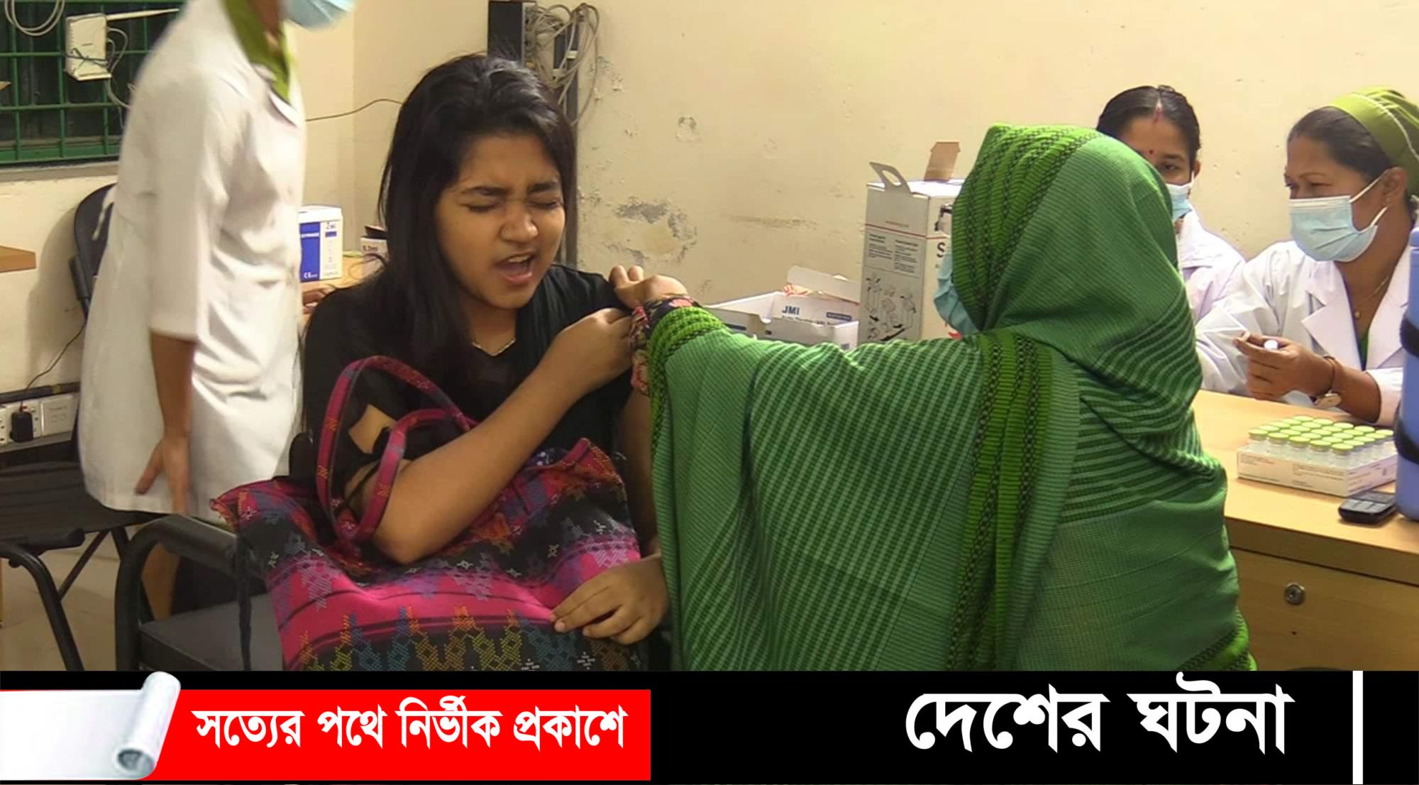 গোপালগঞ্জে শিক্ষার্থীদের দেয়া হচ্ছে করোনা টিকা