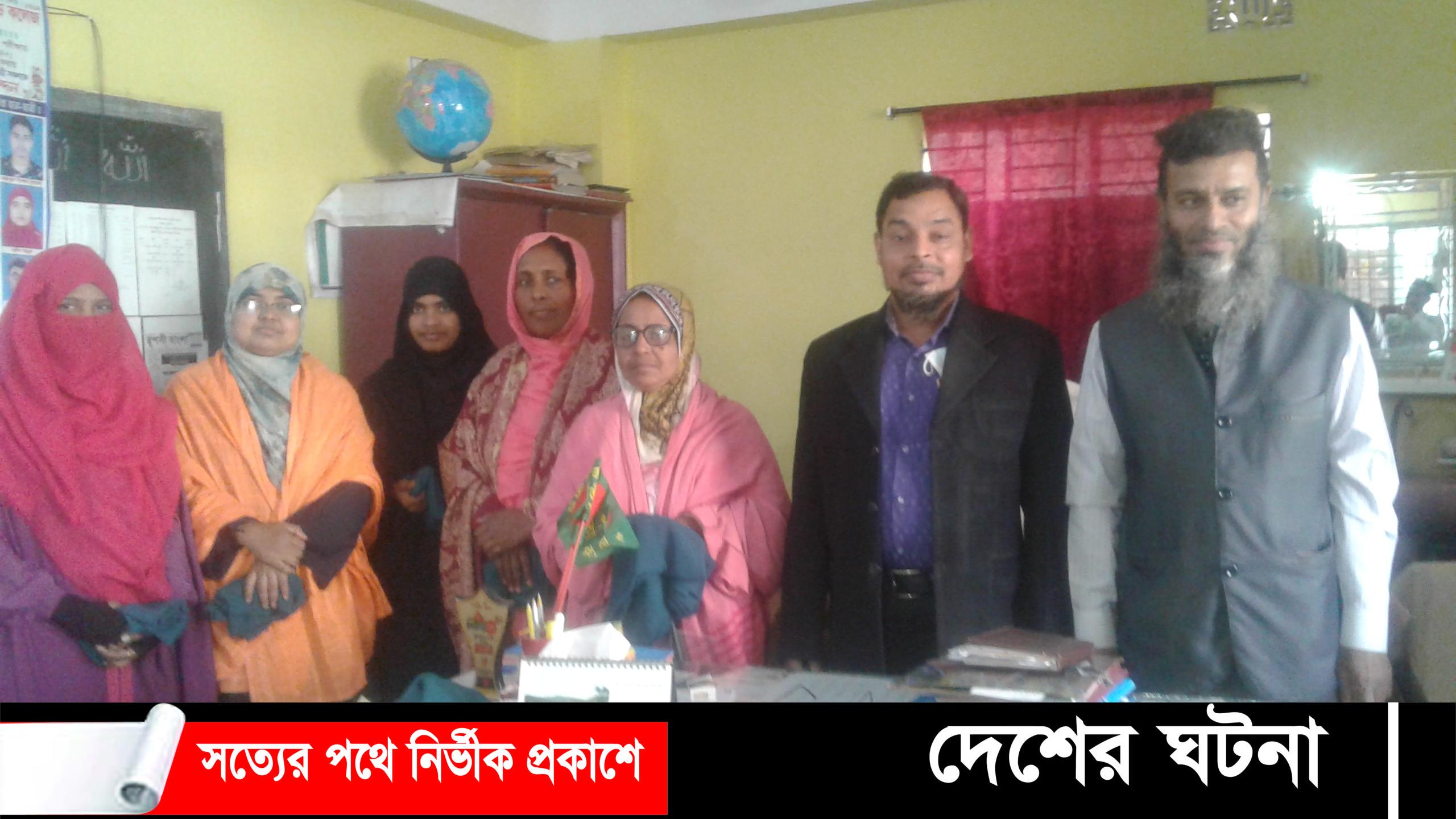 দেবীদ্বার অক্সফোর্ড স্কুল’র বার্ষিক ফলাফল ২৯ ডিসেম্বর সামনে রেখে শিক্ষকদের পোশাক বিতরণ