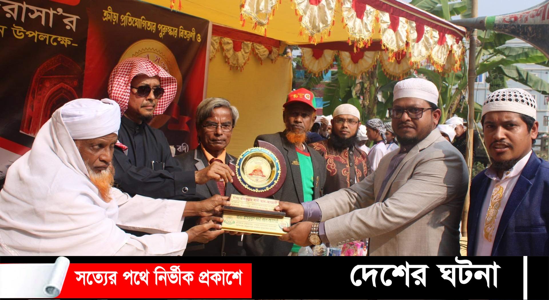 দেবীদ্বারে হাফেজদের পাগরি ও গুণীজনদের সম্মাননা ক্রেষ্ট বিতরণ