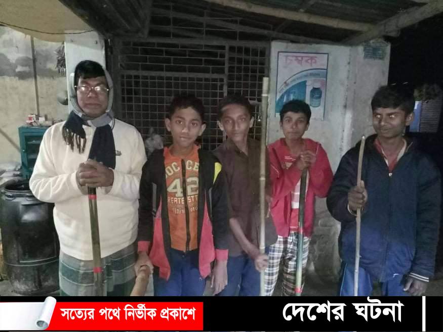 শিয়ালের আক্রমণ থেকে বাচঁতে রাত জেগে গ্রামবাসীর পাহারা 