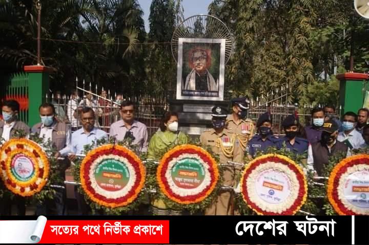 কুমিল্লায় জন্মবার্ষিকী উপলক্ষে বঙ্গবন্ধুর ম্যুরালে পুষ্পস্তবক অর্পণ