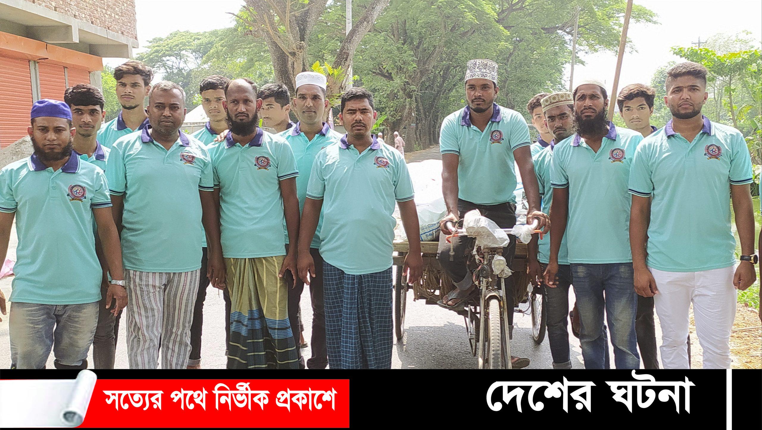 মুরাদনগরে ভ্যানে করে ঈদ সামগ্রী পৌঁছে দিচ্ছেন যুব সংগঠন