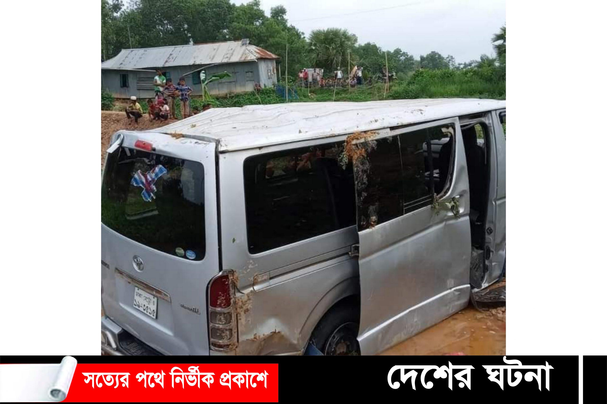 চৌদ্দগ্রামে উল্টে গেল মাইক্রোবাস চালক-নিহত