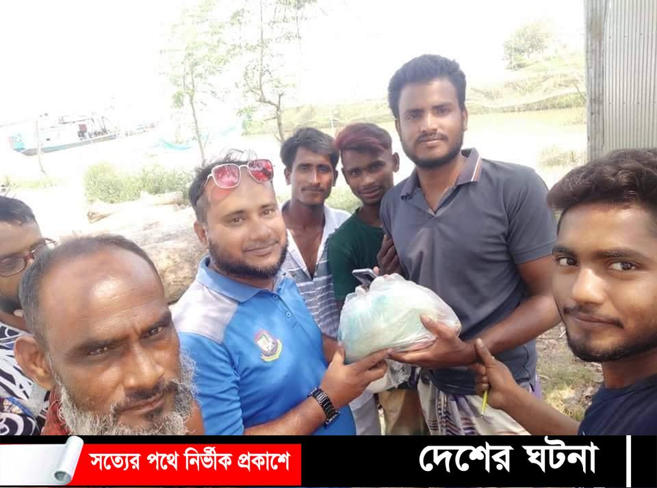 বটিয়াঘাটায় দুইশত পরিবারের মাঝে সাংবাদিক সুমনের ঈদ সামগ্রী বিতরণ