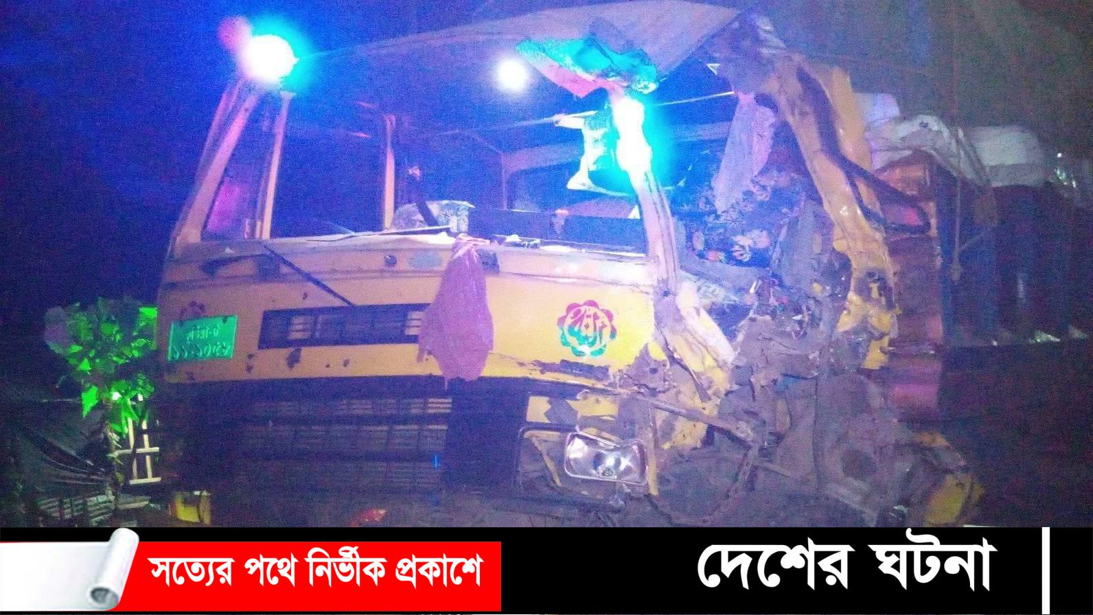 খুলনা-যশোর মহাসড়কে দুই ট্রাকের মুখোমুখি সংঘর্ষ