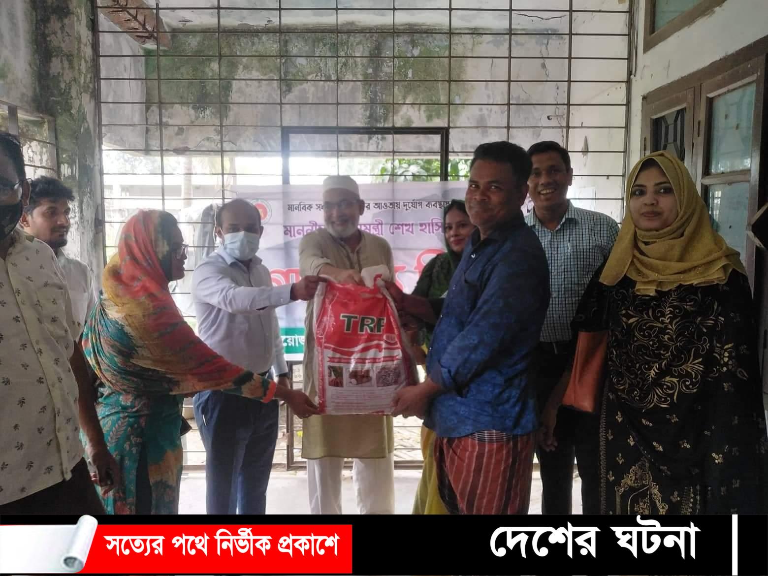 নওগাঁর সাপাহারে প্রাণীসম্পদ খামারীদের মাঝে গো খাদ্য বিতরণ