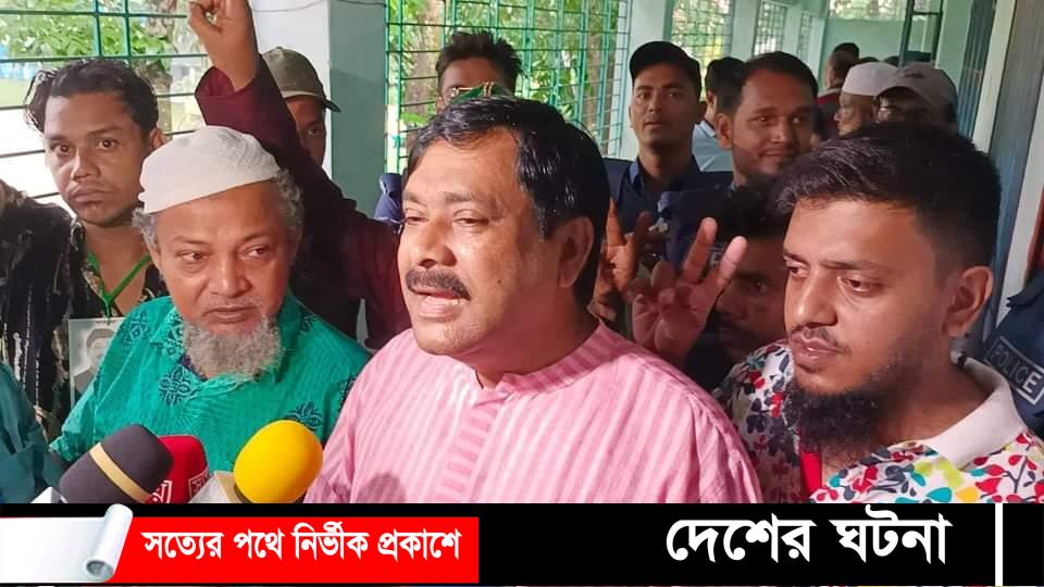 ভোট দিয়ে ইভিএমের ধীর গতির অভিযোগ মনিরুলের