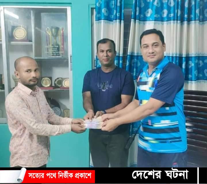 প্রতারণা করে হাতিয়ে নেওয়া ১৯ হাজার টাকা উদ্ধার করলো পলাশবাড়ী থানা পুলিশ    আশরাফুল ইসলাম গাইবান্ধা ::  গাইবান্ধা জেলার পলাশবাড়ী উপজেলার পৌর এলাকার আমবাড়ী গ্রামের আব্দুল হামিদের পুত্র মোঃ শামীম মিয়া এর নিকট থেকে বিকাশ প্রতারক চক্র ১৯০০০/- টাকা প্রতারণা করে নিয়ে যায়। এবিষয়ে ভুক্তভোগী  শামীম মিয়া পলাশবাড়ী থানায় একটি  সাধারণ ডায়েরী জিডি’র করেন। এই জিডির ভিত্তিতে বিকাশ প্রতারক চক্রের নিকট হতে ১৯০০০/- (উনিশ হাজার) টাকা উদ্ধার করে পলাশবাড়ী থানা পুলিশ। এরপর আজ ৭ জুন সোমবার সন্ধ্যায় ভুক্তভোগী শামীম মিয়ার হাতে উদ্ধার হওয়া ১৯ হাজার টাকা তুলে দেন পলাশবাড়ী থানা অফিসার ইনচার্জ মাসুদ রানা ও থানার ওসি তদন্ত রুপ কুমার সরকার।   প্রতারক চক্রের হাতিয়ে নেওয়া টাকা উদ্ধারের পর বুঝিয়ে পেয়ে আনন্দ প্রকাশ করে থানা পুলিশ সদস্য ও পুলিশ কর্মকর্তাদের প্রতি কৃতজ্ঞা জ্ঞাপন করেন ভুক্তভোগী শামীম মিয়া।