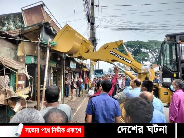 সরকারি জায়গা ও ফুটপাত দখলমুক্ত করতে গাইবান্ধায় অবৈধ স্থাপনা উচ্ছেদ