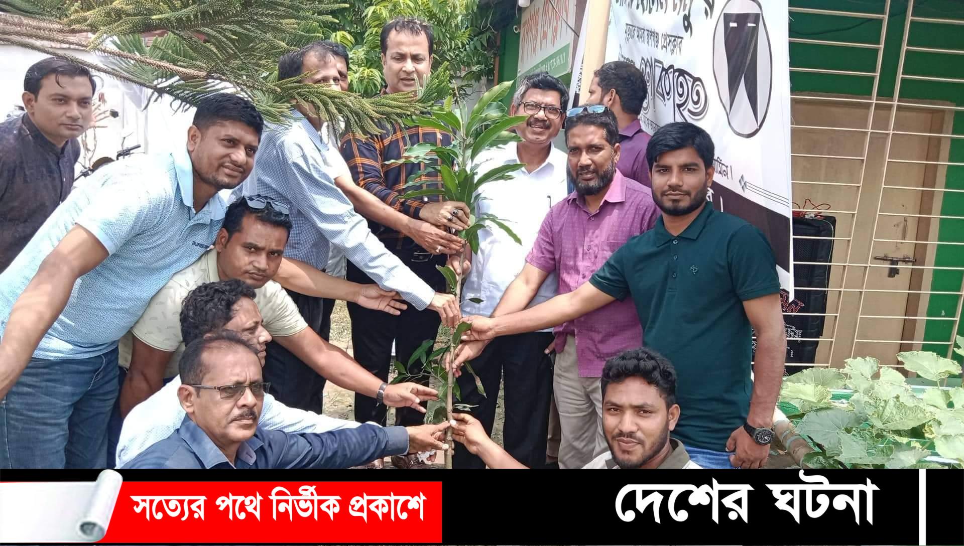 রূপগঞ্জ প্রেসক্লাবের বৃক্ষরোপণে ভারতের প্রখ্যাত সাহিত্যিক দিলীপ রায়ের অংশগ্রহণ