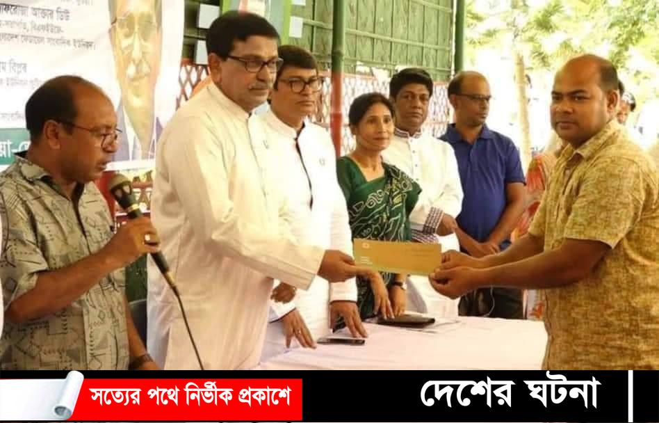 কুষ্টিয়ায় প্রধানমন্ত্রীর আর্থিক অনুদানের ১০ লক্ষ টাকার চেক পেলেন ১৬ সাংবাদিক