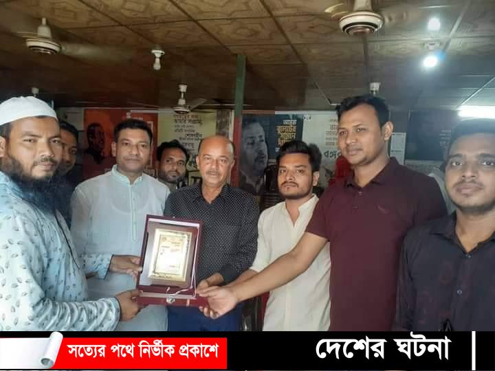 সম্মাননা স্মারক গ্রহণ করেন সোনাগাজী পৌর মেয়র এডভোকেট খোকন