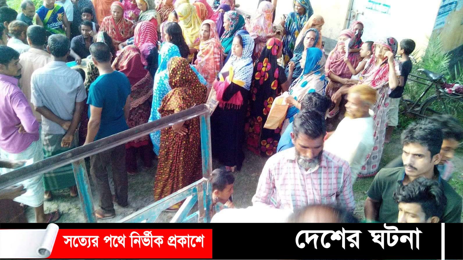 ফুলতলায় টিসিবির পন্য কিনতে মানুষের উপচে পড়া ভীড়