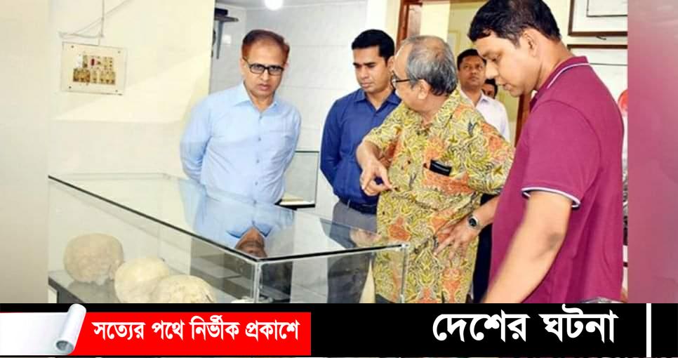 খুলনার বিভাগীয় কমিশনারের গণহত্যা জাদুঘর পরিদর্শন