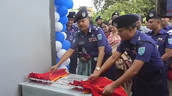 গাইবান্ধায় পলমল সুপারশপ ও পুলিশ ক্যাফে‘র উদ্বোধন করেন ডিআইজি