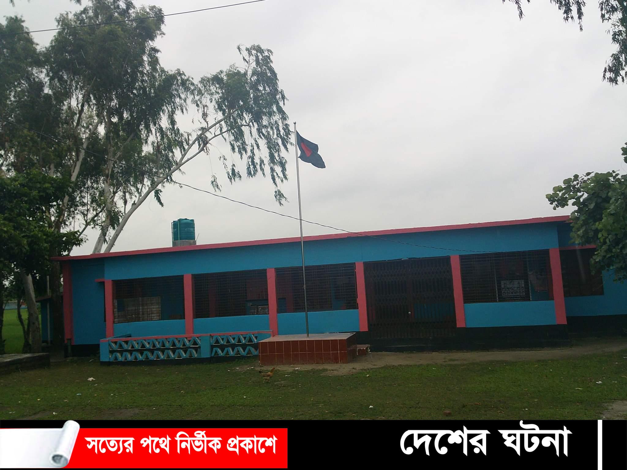 মোস্তফাপুর প্রা: বিদ্যালয়ে পতাকা উড়লেও গেটে তালা, অনিয়মে চিন্তিত অভিভাবক