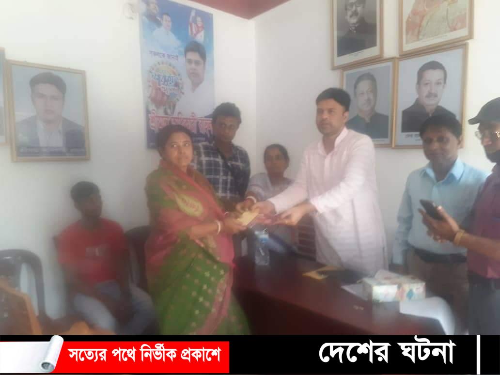 বটিয়াঘাটায় দূর্গাপূজা উপলক্ষে আর্থিক অনুদান প্রদান