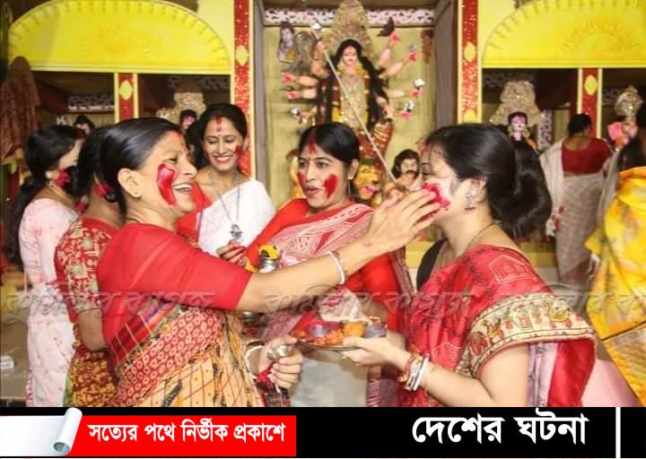 কুমিল্লা নগরীতে অশ্রু চোখে দেবী দূর্গাকে বিদায়