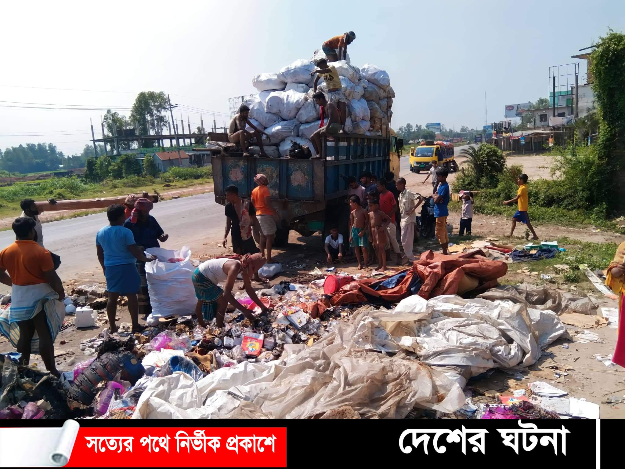 হটিকুমরুলে চলন্ত ট্রাকে আগুন: মালামাল পুড়ে ছাই