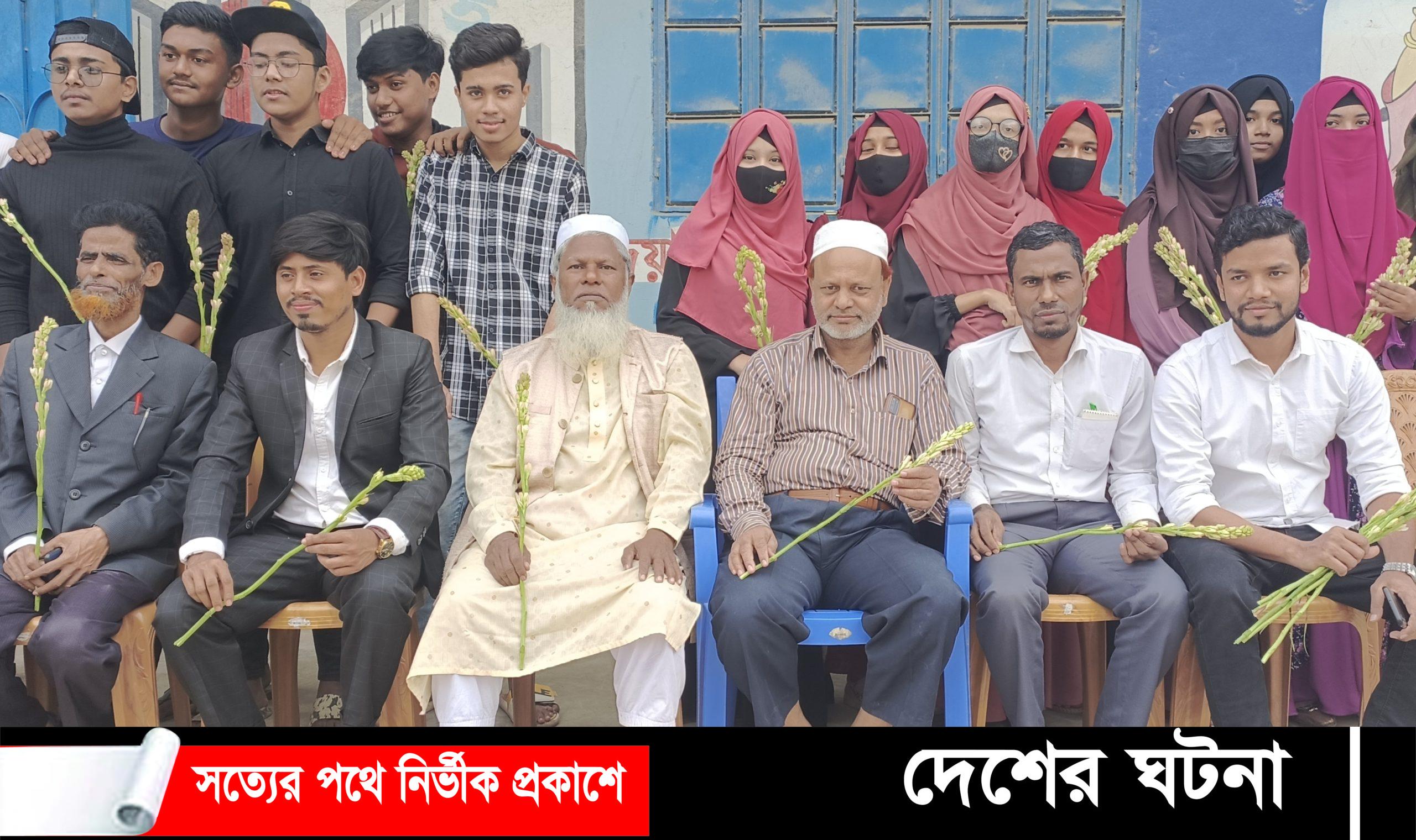 দেবীদ্বার অক্সফোর্ড স্কুলের জিপিএ ৫ পাপ্তিদের ফুলের সংবর্ধনা