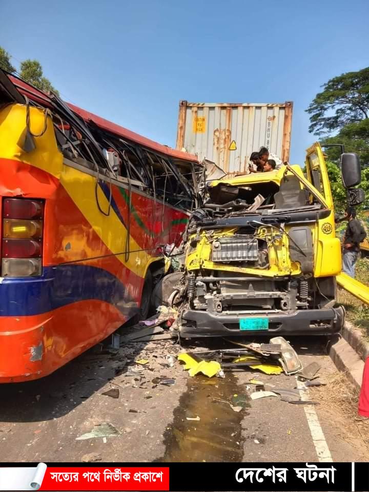 বাস-ট্রাকের সংঘর্ষে নিহত চার,হাসপাতালে ১০