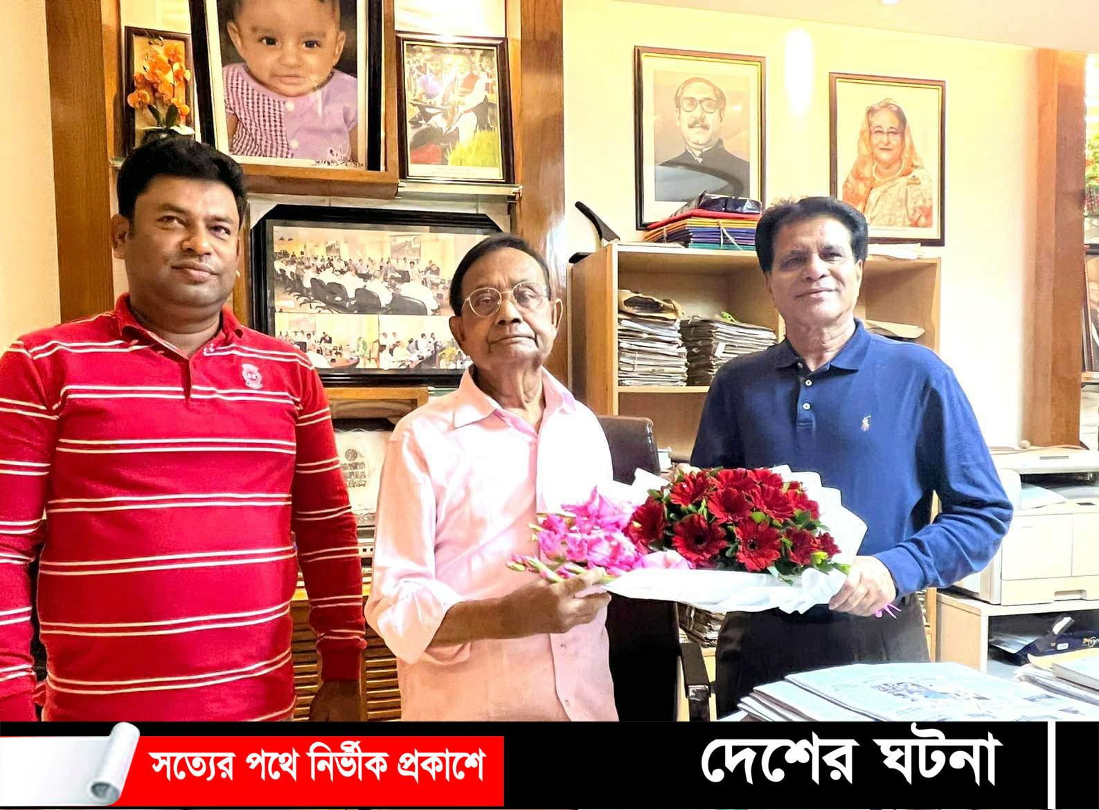 সাবেক রেলপথ মন্ত্রী মুজিবুল হককে ফুলেল শুভেচ্ছা জানান জেলা পরিষদ সদস্য ভার্ড কামাল