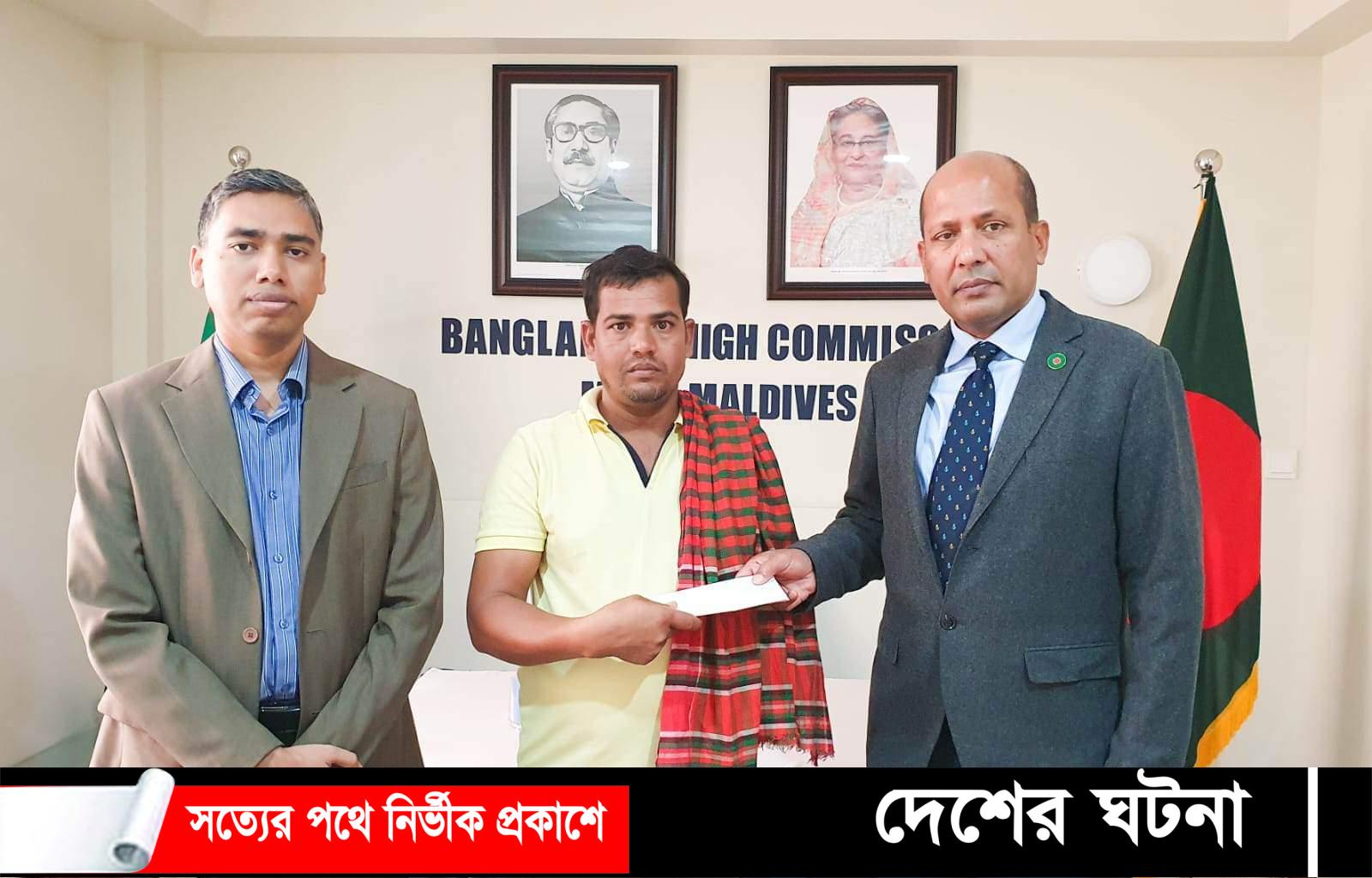 অসুস্থ প্রবাসীকে দূতাবাসের উদ্যোগে বিমানের টিকেট হস্তান্তর