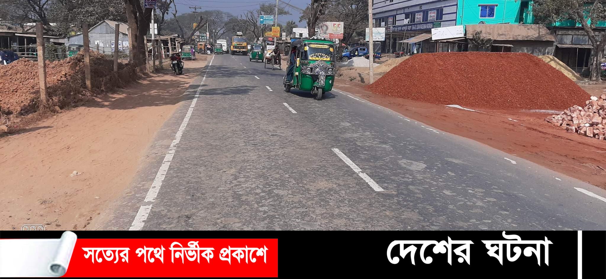 ইটভাটার মাটিতে কর্দমাক্ত সড়ক: ঘটছে দুর্ঘটনা