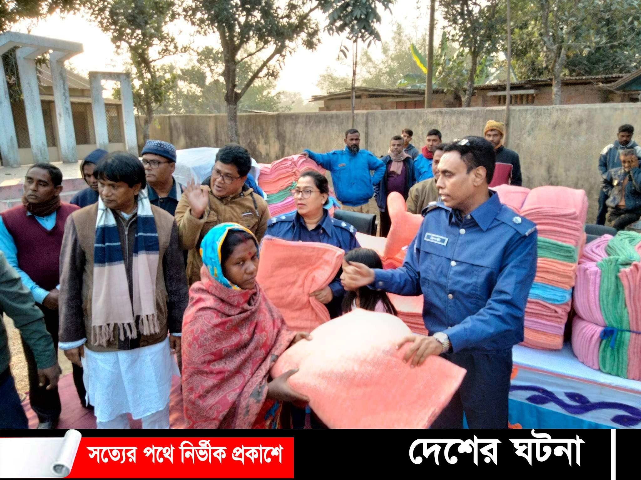 জয়পুরহাটে পুলিশের উদ্যোগে শীতার্তদের মাঝে শীতবস্ত্র বিতরণ