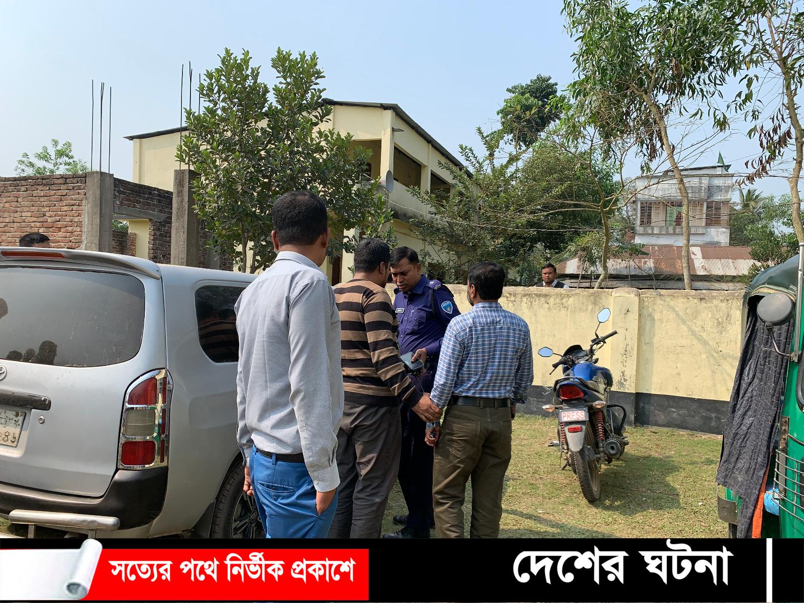 পুলিশ প্রহরায় উদ্ধার: দেবীদ্বারে স্কুলে এসে প্রধান শিক্ষক নারীকেলেংকারির অভিযোগে অবরুদ্ধ