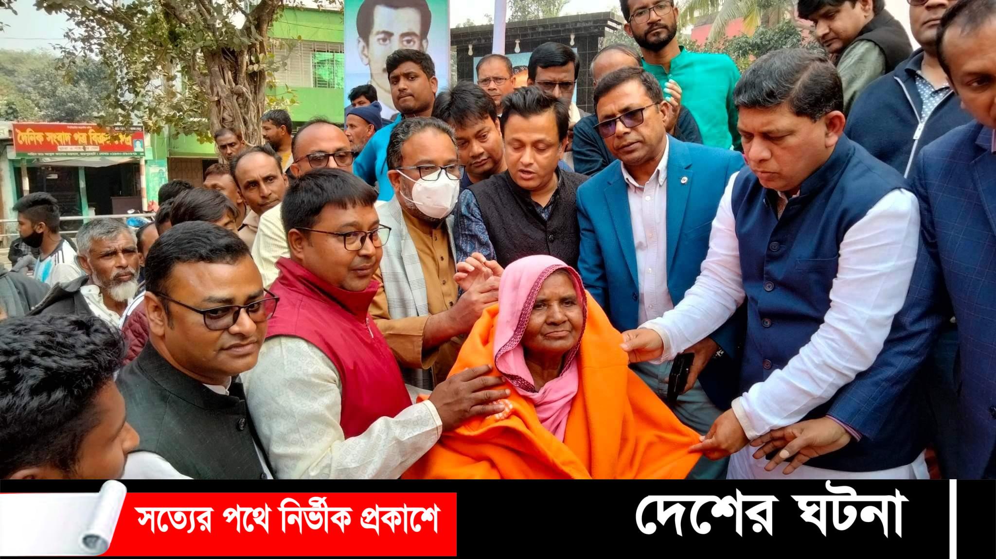 জয়পুরহাটে যুবলীগের পক্ষ থেকে শীতবস্ত্র বিতরণ