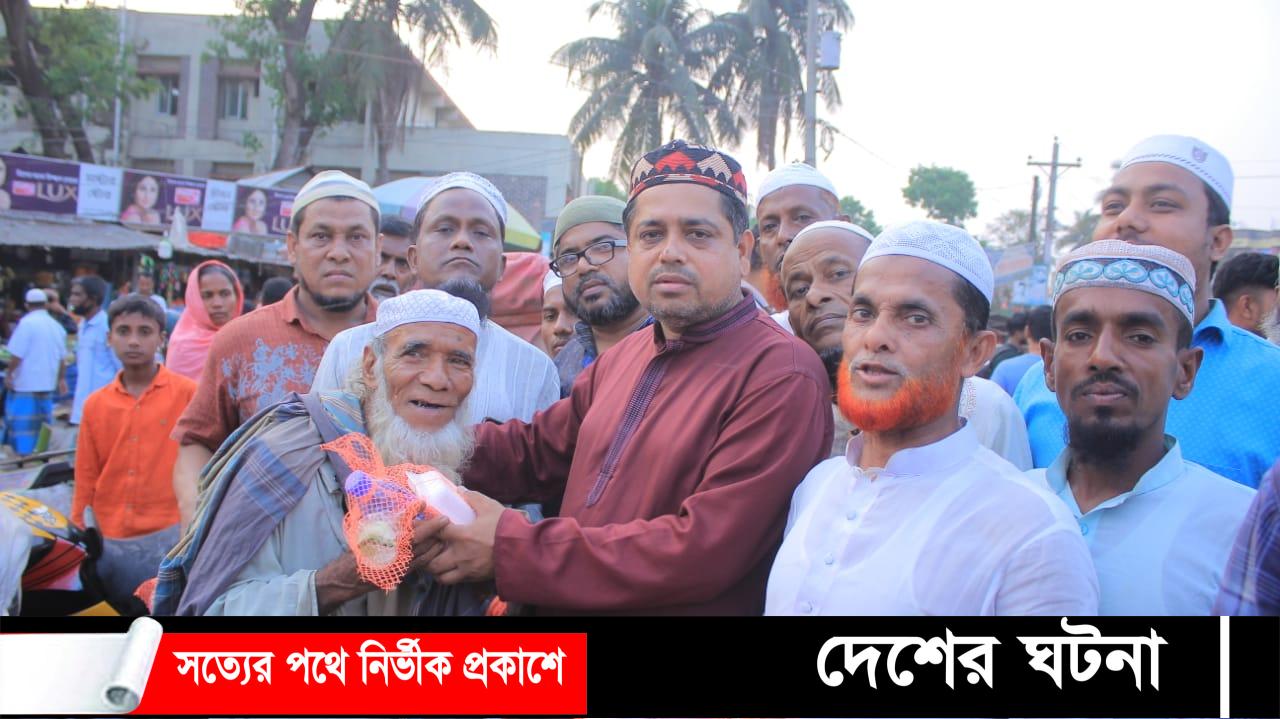 দেবীদ্বারে পথচারীদের মাঝে জাতীয় পার্টির ইফতার বিতরণ