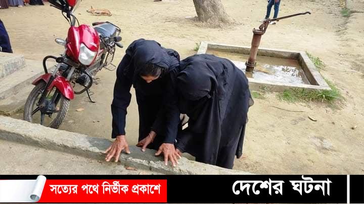 কুমিল্লায় ইভিএমে আঙ্গুলের ছাপ না নেয়ায় ইট-পাথরে ঘষাছেন দুই নারী ভোটার