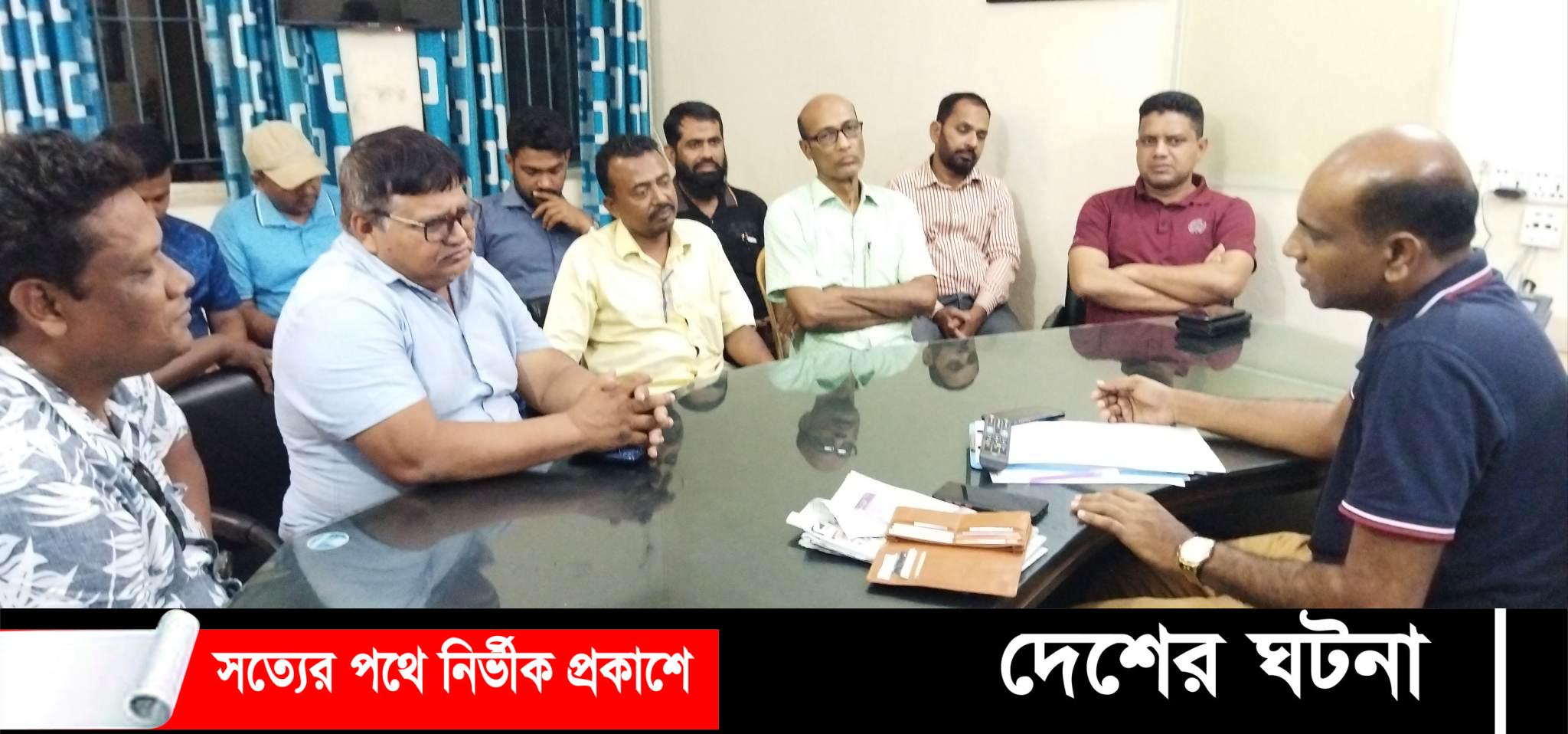 সাংবাদিকদের সাথে বটিয়াঘাটা নবাগত ওসিকে ফুলেল শুভেচ্ছা ও মতবিনিময়