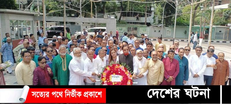 ধানমন্ডি ৩২ নাম্বারে বঙ্গবন্ধুর প্রতিকৃতিতে কুমিল্লা মহানগর আওয়ীলীগের শ্রদ্ধা নিবেদন