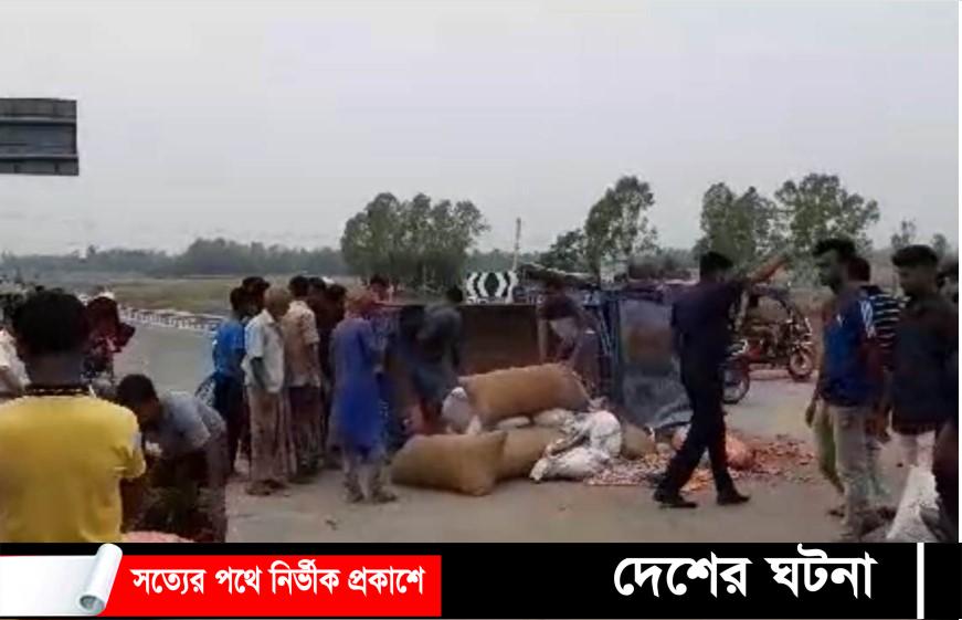 নওগাঁয় ভটভটি উল্টে চালক নিহত,আহত ৩