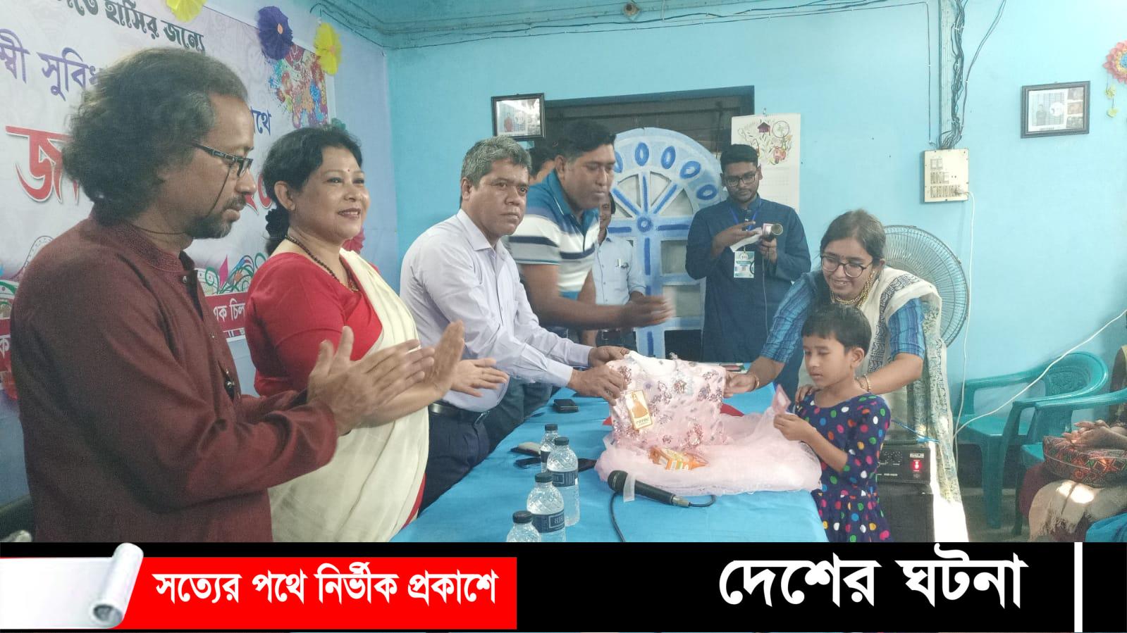নোয়াখালীতে দূর্গা উৎসব উপলক্ষে সুবিধা বঞ্চিত শিশুদের মাঝে নতুন জামা ও পূঁজার উপকরণ বিতরণ