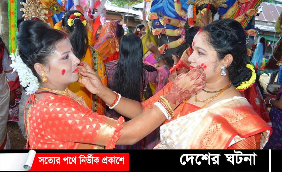 বগুড়ায় সিঁদুররাঙা হাসিমুখে নেচে গেয়ে দেবীকে বিদায়