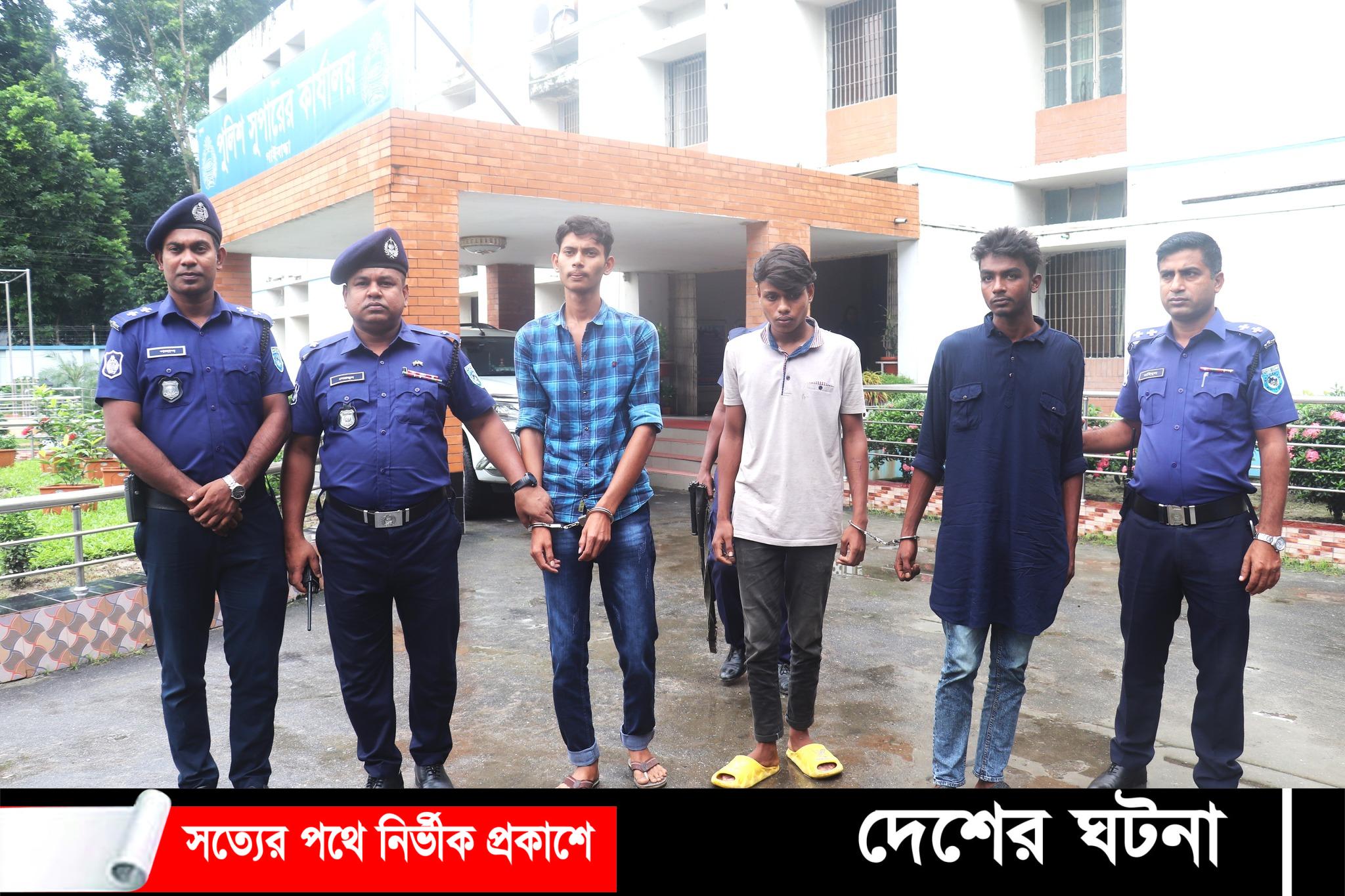 গাইবান্ধায় লুন্ঠিত অটোভ্যান উদ্ধার ৪ জন গ্রেফতার
